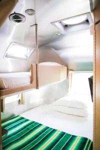 Caravan Outpost客房内的一张或多张床位