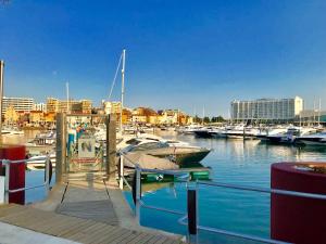 einer Gruppe von Booten, die in einem Yachthafen angedockt sind in der Unterkunft Marina Garden by Ethnic Ocean in Vilamoura