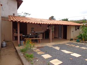 een huis met een patio met een tafel erin bij Casa Serra da Canastra - Chicó in São Roque de Minas