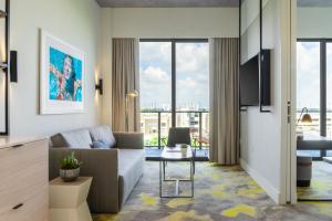 Hyde Suites Midtown Miami في ميامي: غرفة معيشة مع أريكة وطاولة