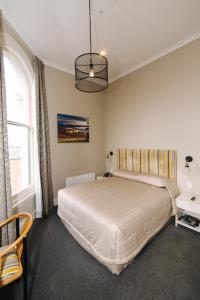 En eller flere senge i et værelse på Brydone Hotel Oamaru