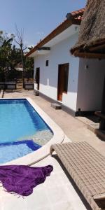 Πισίνα στο ή κοντά στο Izaac's Bed & Breakfast
