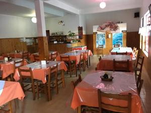 un restaurante con mesas y sillas con mantel naranja en Pousada Nihhon, en Santo Antônio do Pinhal