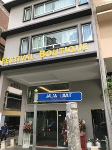 un panneau bleu devant un bâtiment dans l'établissement Festival Boutique Hotel - Damai Complex, à Kuala Lumpur