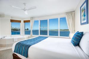 Postel nebo postele na pokoji v ubytování Watermark Resort Caloundra