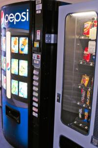 un distributore automatico di pepsi con dentro del cibo di Whispering Hills Inn a Branson