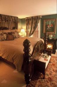 Wynstone Inn في نيوبورت: غرفة نوم بسرير كبير وطاولة