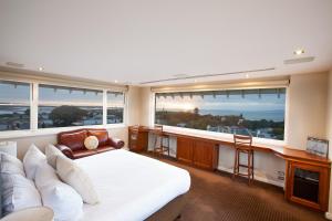 Postel nebo postele na pokoji v ubytování Vue Grand Hotel
