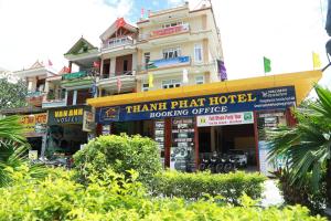 un bâtiment avec un panneau d'hôtel plan devant lui dans l'établissement Thanh Phat Phong Nha, à Phong Nha