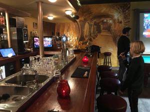 un bar con due persone in piedi al bancone di Café Langelo a Langelo