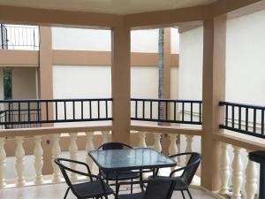 Rõdu või terrass majutusasutuses Saipan Emerald Villa
