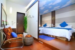 1 dormitorio con espejo, 1 cama y 1 silla en 香林茶園民宿 en Datong