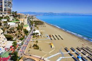 z góry widok na plażę z zaparkowanymi samochodami w obiekcie NEW centro Torremolinos w mieście Torremolinos