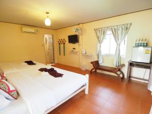 Un pat sau paturi într-o cameră la Baan Pun Sook Resort