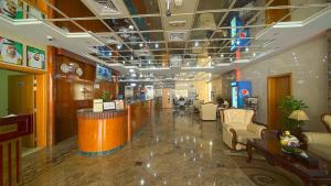 un vestíbulo de una tienda con sillas y un bar en Rose Garden Hotel Apartments - Bur Dubai, en Dubái 63 fotos más