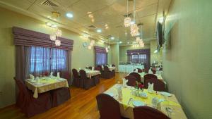 Un comedor con mesas y sillas en un restaurante. en Rose Garden Hotel Apartments - Bur Dubai, en Dubái