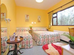 Postel nebo postele na pokoji v ubytování 19th Green Guesthouse