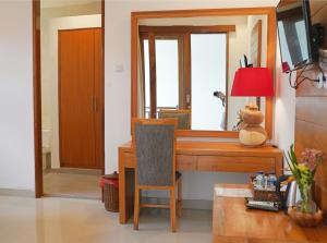 een thuiskantoor met een bureau en een spiegel bij Lebak Bali Residence in Canggu