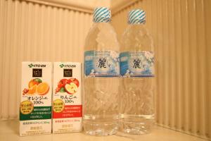 dos botellas de agua sentadas sobre una mesa en Hotel La Siena (Adult Only), en Higashiōsaka