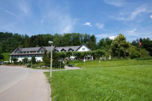uma casa grande no lado de uma estrada em Hotel & Restaurant Hasenstrick em Dürnten