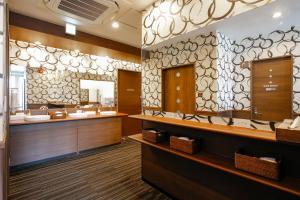 baño con 2 lavabos y espejo grande en Sejour Inn Capsule en Hiroshima