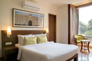 Postel nebo postele na pokoji v ubytování Lemon Tree Hotel Alwar + 16 fotografií