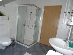 ヴェスターシュテーデにあるBei Ute und Peterのバスルーム(シャワー、トイレ、シンク付)