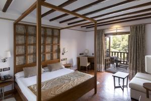 
A bed or beds in a room at Parador de Toledo
