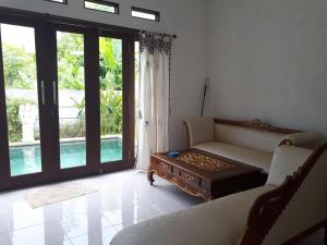 a living room with a couch and a table at Villa das Meer 2BR Villa near Lovina Beach in Lovina +1 photo