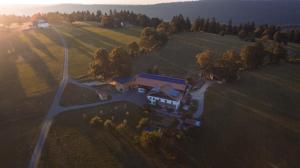 eine Luftansicht eines großen Hauses auf einem Feld in der Unterkunft Au Chant du Vent in Tramelan