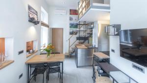 eine Küche und ein Esszimmer mit einem Tisch und Stühlen in der Unterkunft City Apartments Green Oasis in Ljubljana