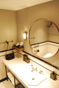 a bathroom with a large mirror and a sink at Hotel The Knot Yokohama in Yokohama