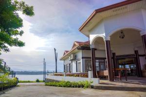 un edificio junto a una masa de agua en Veranda Suites and Restaurant en Paoay