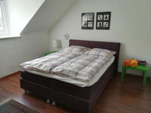 - une chambre avec un lit et une table verte dans l'établissement Mosel Dream, à Cochem