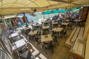 an overhead view of a restaurant with tables and chairs at Hotel San Andrea in Xlendi