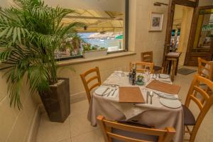 a dining room with a table in a restaurant at Hotel San Andrea in Xlendi