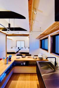 eine Küche mit einer Spüle und einer Arbeitsplatte in der Unterkunft Cochien Imperial Garden in Kyoto