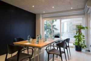 a conference room with a wooden table and chairs at Hotel Saratoga in Palma de Mallorca