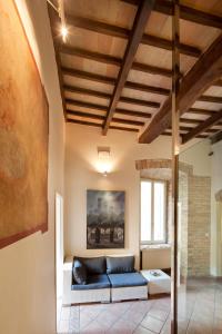 salon z niebieską kanapą w pokoju w obiekcie Hotel Degli Affreschi w mieście Montefalco