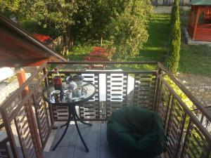 d'une table et d'une chaise sur un balcon. dans l'établissement Apartments In Heart, à Sarajevo