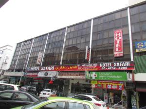Supermarket nebo jiné obchody v  hotelu nebo okolí
