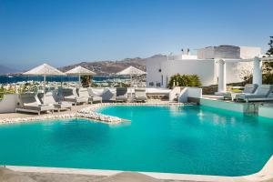 a large swimming pool in a resort setting at Ilio Maris in Mýkonos City