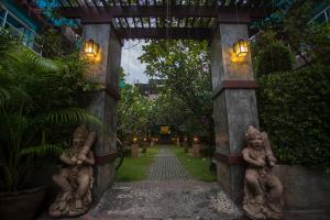 wejście do ogrodu z posągami ludzi w obiekcie Hua Hin White Sand w mieście Hua Hin