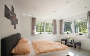 エアフルトにあるFerienhaus Marieのベッドルーム1室(ベッド1台、テーブル、窓付)