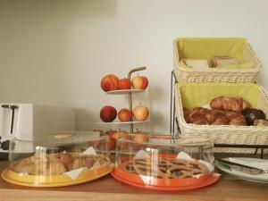 una mesa cubierta con bandejas de pan y cestas de manzanas en La Formica en Civitavecchia