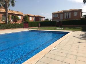 Bazén v ubytovaní Apartamento En Miami Platja alebo v jeho blízkosti