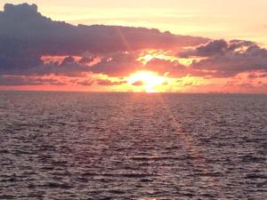 ダゲビュルにあるPension Feistの夕日を眺めながらの海上の夕日