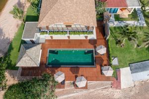 an overhead view of a swimming pool and a house at Saai Resort in Bang Saphan Noi