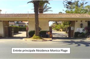 una entrada a una casa con una palmera en Monica plage en Mohammedia