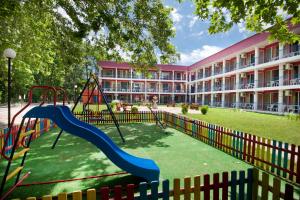 une aire de jeux en face d'un grand bâtiment dans l'établissement Regina Hotel, à Sunny Beach